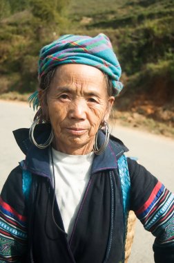 Yaşlı Hmong kadın portresi