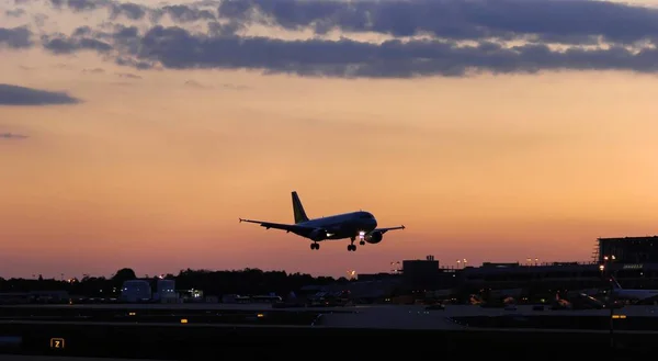 Ουρανό Ηλιοβασιλέματος Και Ιπτάμενο Επιβατικό Αεροπλάνο Αερομεταφορά — Φωτογραφία Αρχείου