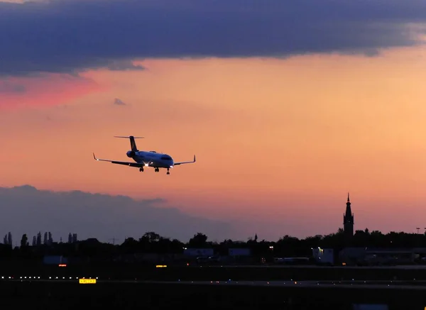 夕日の空と空飛ぶ民間航空機 飛行機の輸送 — ストック写真