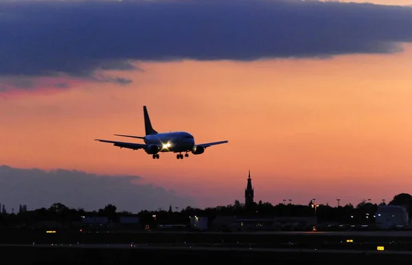 Απογευματινό Ηλιοβασίλεμα Ουρανό Και Φέρουν Εμπορικό Αεροπλάνο Αερομεταφορά — Φωτογραφία Αρχείου
