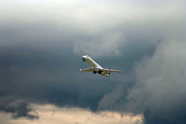 Cloudy Sky Flying Commercial Airplane Plane Transportation — Stock Photo, Image