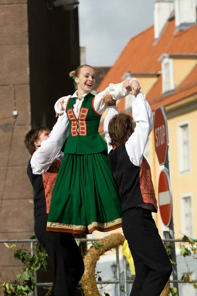 Traditional Latvian Folk Dancing — Stock Photo, Image