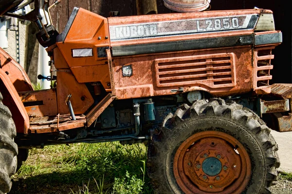 Старый Трактор Зеленой Траве — стоковое фото