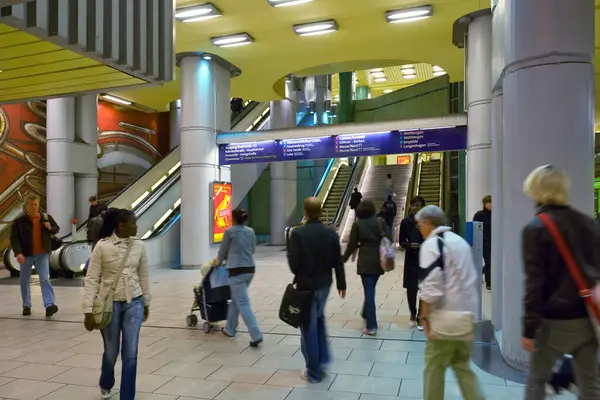Kropcke Metro Istasyonunda Yürüyen Insanlar — Stok fotoğraf