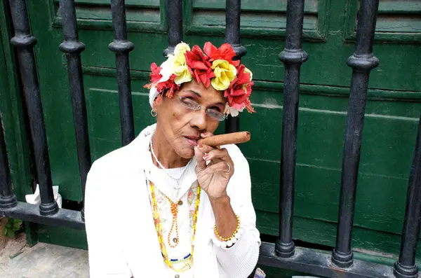 Lokal Kvinna Röker Cigarr Gatan Havanna Republiken Kuba — Stockfoto