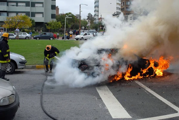 Tfaiyeciler Araba Yangınını Söndürüyorlar Yangının Ileri Safhası — Stok fotoğraf