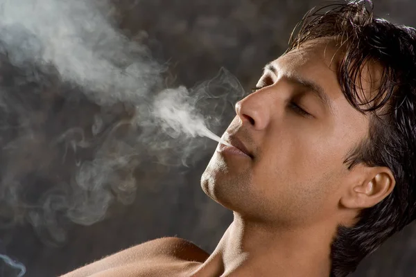 Primer Plano Retrato Joven Fumador — Foto de Stock