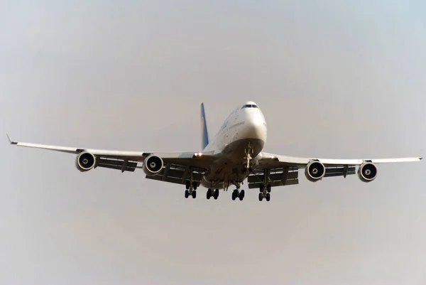 Boeing 747 Lufthansa Gökyüzünde — Stok fotoğraf