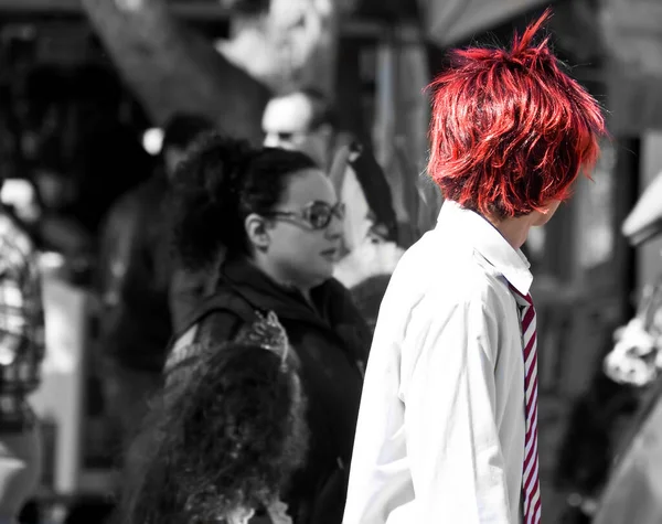 Молодой Человек Белой Рубашке Рыжими Волосами — стоковое фото