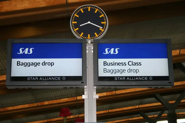 Sas机场的行李投递和商务舱标志 — 图库照片
