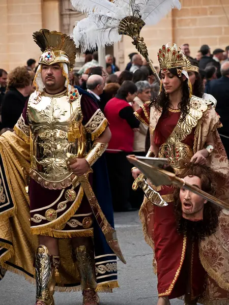 VALLETTA, MALTA - 30 Nisan 2018 'de Malta, Malta' da düzenlenen Kutsal Cuma geçit töreninde İncil 'deki tutku sahnelendi. Malta 'da Paskalya. Malta' da geleneksel Paskalya alayı.