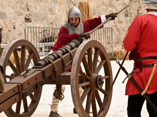 中世の大砲を持つ男性 — ストック写真