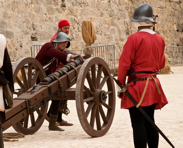 Men Medieval Cannon — Stock Photo, Image