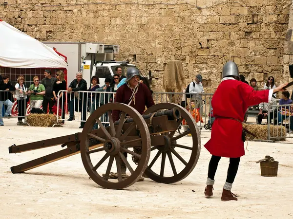 Uomini Con Cannone Medievale — Foto Stock