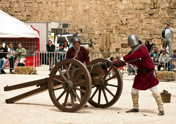 Men Medieval Cannon — Stock Photo, Image