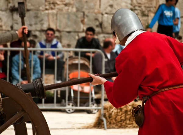 Uomo Tiene Cannone Medievale — Foto Stock