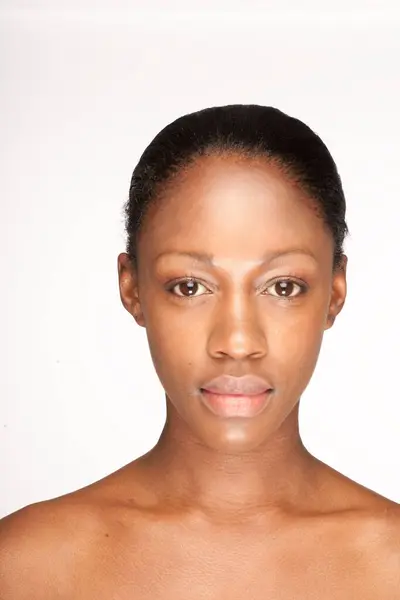 Mujer Africana Joven Con Hombros Desnudos Maquillaje —  Fotos de Stock