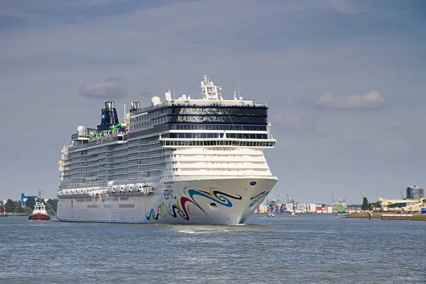 Neues Kreuzfahrtschiff Verlässt Rotterdam Juni 2010 — Stockfoto
