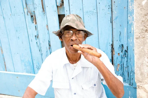 キューバ共和国のハバナで葉巻を有する地元市民 ストック画像