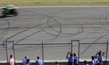 İtalya 'da Haziran ayı başlarında Mugello GP' nin bacağında kırık olan Valentino Rossi, 12 Temmuz 2010 'da Çek Cumhuriyeti' nin Brno kentinde Masaryk Pisti 'nde test ediyor..