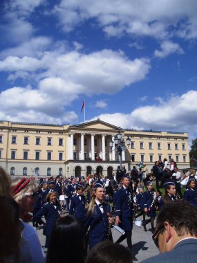 Majesteleri Oslo 'daki kalenin önünde kralın muhafızları bekliyor.