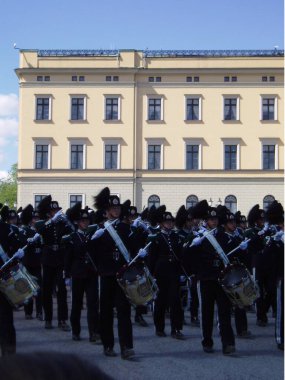 Majesteleri Oslo 'daki kalenin önünde kralın muhafızları bekliyor.