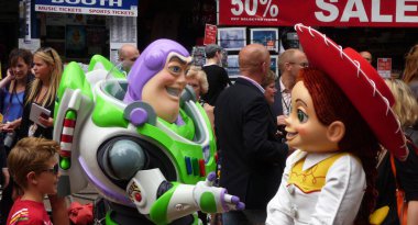 Buzz Işıkyılı ve Jessie Oyuncak Hikayesi 3 'ün galasında Londra' nın merkezinde 18 Temmuz 2010