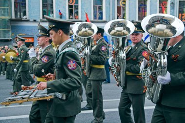 Askeri orkestra müzisyenleri geçit töreni yapıyor.
