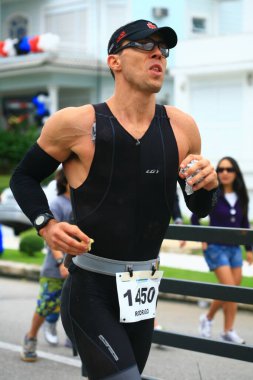 FLORIANOPOLIS - SANTA CATARINA, BRAZIL, 31 Mayıs 2009 'da Florianopolis - Santa Catarina - Brezilya' da düzenlenen Ironman triatlon yarışında kimliği belirsiz bir yarışmacı yarıştı..
