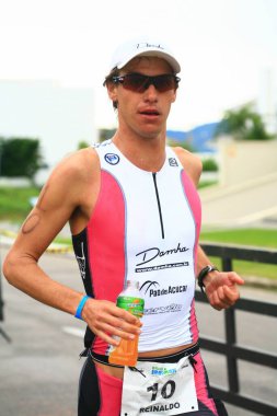 FLORIANOPOLIS - SANTA CATARINA, BRAZIL, 31 Mayıs 2009 'da Florianopolis - Santa Catarina - Brezilya' da düzenlenen Ironman triatlon yarışında kimliği belirsiz bir yarışmacı yarıştı..