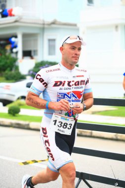 FLORIANOPOLIS - SANTA CATARINA, BRAZIL, 31 Mayıs 2009 'da Florianopolis - Santa Catarina - Brezilya' da düzenlenen Ironman triatlon yarışında kimliği belirsiz bir yarışmacı yarıştı..