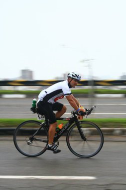FLORIANOPOLIS - SANTA CATARINA, BRAZIL, 31 Mayıs 2009 'da Florianopolis - Santa Catarina - Brezilya' da düzenlenen Ironman triatlon yarışında kimliği belirsiz bir yarışmacı yarıştı..