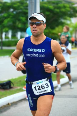 FLORIANOPOLIS - SANTA CATARINA, BRAZIL, 31 Mayıs 2009 'da Florianopolis - Santa Catarina - Brezilya' da düzenlenen Ironman triatlon yarışında kimliği belirsiz bir yarışmacı yarıştı..