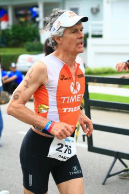 FLORIANOPOLIS - SANTA CATARINA, BRAZIL, 31 Mayıs 2009 'da Florianopolis - Santa Catarina - Brezilya' da düzenlenen Ironman triatlon yarışında kimliği belirsiz bir yarışmacı yarıştı..