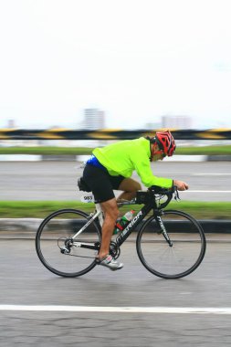 FLORIANOPOLIS - SANTA CATARINA, BRAZIL, 31 Mayıs 2009 'da Florianopolis - Santa Catarina - Brezilya' da düzenlenen Ironman triatlon yarışında kimliği belirsiz bir yarışmacı yarıştı..