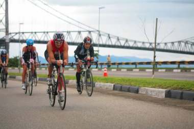 FLORIANOPOLIS - SANTA CATARINA, BRAZIL, 31 Mayıs 2009 'da Florianopolis - Santa Catarina - Brezilya' da düzenlenen Ironman triatlon yarışında kimliği belirsiz yarışçılar yarıştı.