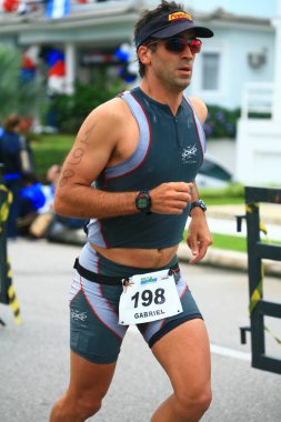 FLORIANOPOLIS - SANTA CATARINA, BRAZIL, 31 Mayıs 2009 'da Florianopolis - Santa Catarina - Brezilya' da düzenlenen Ironman triatlon yarışında kimliği belirsiz bir yarışmacı yarıştı..
