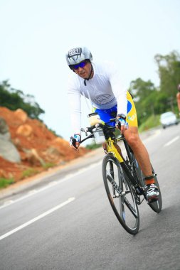 FLORIANOPOLIS - SANTA CATARINA, BRAZIL, 31 Mayıs 2009 'da Florianopolis - Santa Catarina - Brezilya' da düzenlenen Ironman triatlon yarışında kimliği belirsiz bir yarışmacı yarıştı..