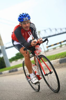 FLORIANOPOLIS - SANTA CATARINA, BRAZIL, 31 Mayıs 2009 'da Florianopolis - Santa Catarina - Brezilya' da düzenlenen Ironman triatlon yarışında kimliği belirsiz bir yarışmacı yarıştı..