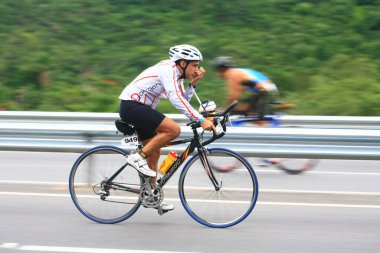 FLORIANOPOLIS - SANTA CATARINA, BRAZIL, 31 Mayıs 2009 'da Florianopolis - Santa Catarina - Brezilya' da düzenlenen Ironman triatlon yarışında kimliği belirsiz bir yarışmacı yarıştı..