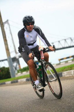 FLORIANOPOLIS - SANTA CATARINA, BRAZIL, 31 Mayıs 2009 'da Florianopolis - Santa Catarina - Brezilya' da düzenlenen Ironman triatlon yarışında kimliği belirsiz bir yarışmacı yarıştı..