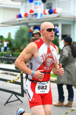 FLORIANOPOLIS - SANTA CATARINA, BRAZIL, 31 Mayıs 2009 'da Florianopolis - Santa Catarina - Brezilya' da düzenlenen Ironman triatlon yarışında kimliği belirsiz bir yarışmacı yarıştı..