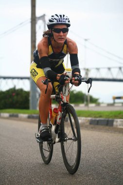 FLORIANOPOLIS - SANTA CATARINA, BRAZIL, 31 Mayıs 2009 'da Florianopolis - Santa Catarina - Brezilya' da düzenlenen Ironman triatlon yarışında kimliği belirsiz bir yarışmacı yarıştı..