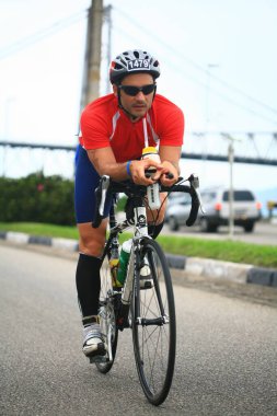 FLORIANOPOLIS - SANTA CATARINA, BRAZIL, 31 Mayıs 2009 'da Florianopolis - Santa Catarina - Brezilya' da düzenlenen Ironman triatlon yarışında kimliği belirsiz bir yarışmacı yarıştı..