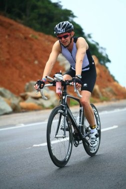 FLORIANOPOLIS - SANTA CATARINA, BRAZIL, 31 Mayıs 2009 'da Florianopolis - Santa Catarina - Brezilya' da düzenlenen Ironman triatlon yarışında kimliği belirsiz bir yarışmacı yarıştı..