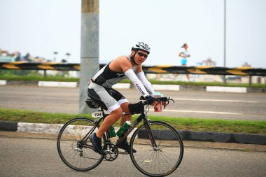 FLORIANOPOLIS - SANTA CATARINA, BRAZIL, 31 Mayıs 2009 'da Florianopolis - Santa Catarina - Brezilya' da düzenlenen Ironman triatlon yarışında kimliği belirsiz bir yarışmacı yarıştı..