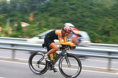 FLORIANOPOLIS - SANTA CATARINA, BRAZIL, 31 Mayıs 2009 'da Florianopolis - Santa Catarina - Brezilya' da düzenlenen Ironman triatlon yarışında kimliği belirsiz bir yarışmacı yarıştı..