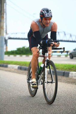 FLORIANOPOLIS - SANTA CATARINA, BRAZIL, 31 Mayıs 2009 'da Florianopolis - Santa Catarina - Brezilya' da düzenlenen Ironman triatlon yarışında kimliği belirsiz bir yarışmacı yarıştı..