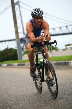 FLORIANOPOLIS - SANTA CATARINA, BRAZIL, 31 Mayıs 2009 'da Florianopolis - Santa Catarina - Brezilya' da düzenlenen Ironman triatlon yarışında kimliği belirsiz bir yarışmacı yarıştı..