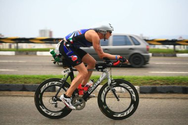 FLORIANOPOLIS - SANTA CATARINA, BRAZIL, 31 Mayıs 2009 'da Florianopolis - Santa Catarina - Brezilya' da düzenlenen Ironman triatlon yarışında kimliği belirsiz bir yarışmacı yarıştı..